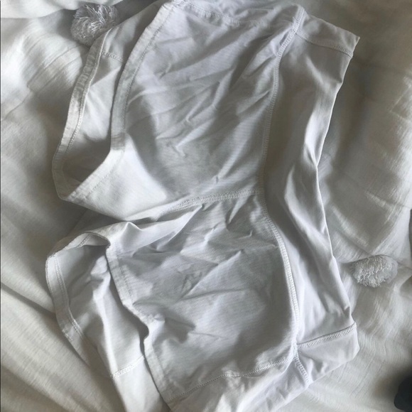 White lululemon shorts size 2 perfect condition - Picture 1 of 2